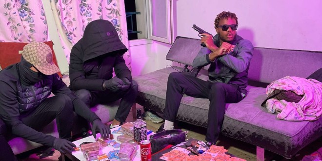 Z frappe très fort avec le puissant \'\'Malinois\'\' (Clip officiel)