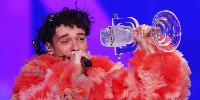 Le vainqueur de l'Eurovision 2024 casse son trophée en direct (Vidéo)