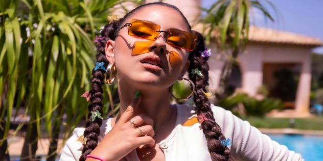 Mila Rose rayonne avec son nouveau single ensoleillé \"Corazon\" (Clip Officiel)