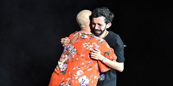 Bigflo & Oli rendent un magnifique hommage sur scène à leur maman atteinte de cancer (Vidéo)