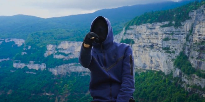 Découvrez \"La Lune est noire\" le clip envoûtant du mystérieux talent 3i (Clip Officiel)