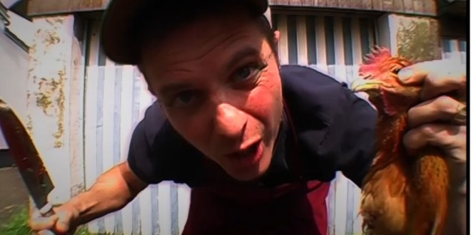 RAF Ovni sort le couteau pour réveiller les consciences dans son clip \"Casser des œufs\"