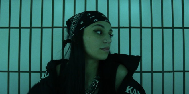 INTROSPECTI.VE marche \"SUR LE FIL\" dans son clip poignant