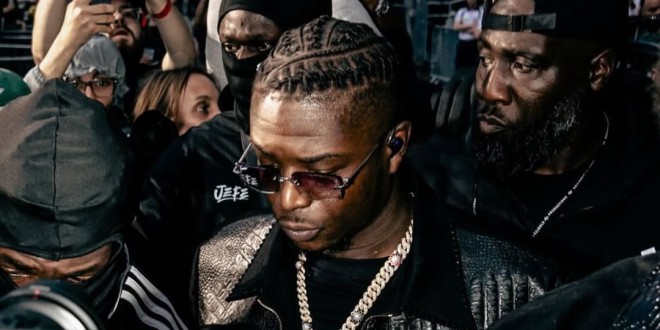 Ninho offre des casquettes Gucci à son public au Stade de France (Vidéo)