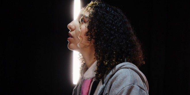 LYAN dévoile "L’abeille", un clip poétique et solaire