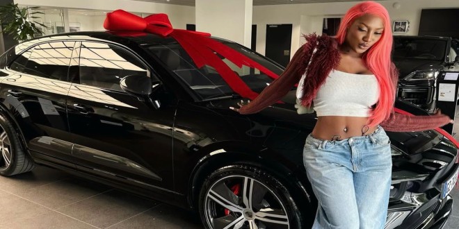 Aya Nakamura s'offre une Porsche noire